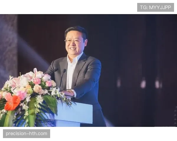 吴向东手腕那块表把我一个月工资都看扁了