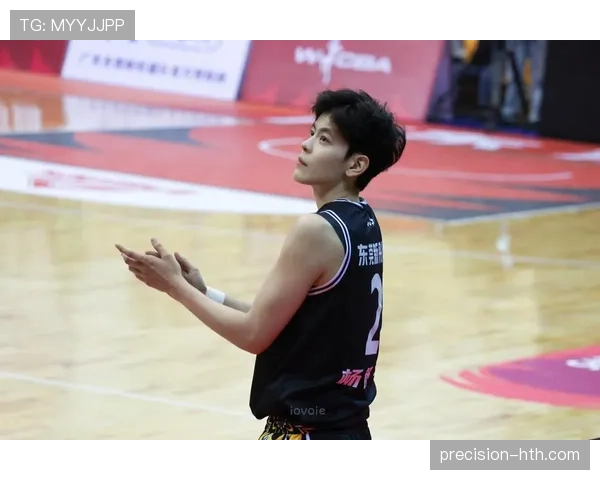 杨舒予逛街被拍，肩上的包比我一年的房租还贵，心态炸裂