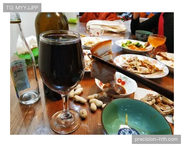 苏亚雷斯训练完回家吃晚饭，餐桌上摆着三块牛排两瓶红酒——这还是他“随便吃点”的状态？